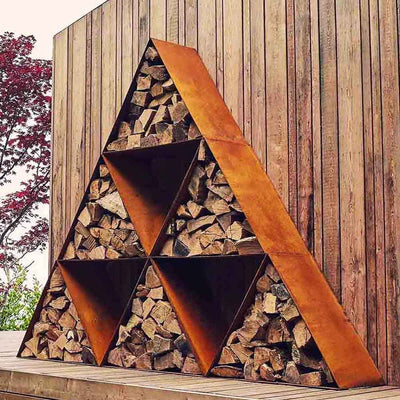 Dreiecke Holzaufbewahrung aus Cortenstahl